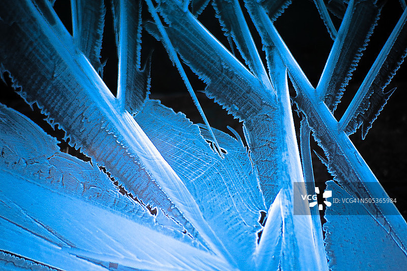 刀片的冰冬季蓝色背景图片素材