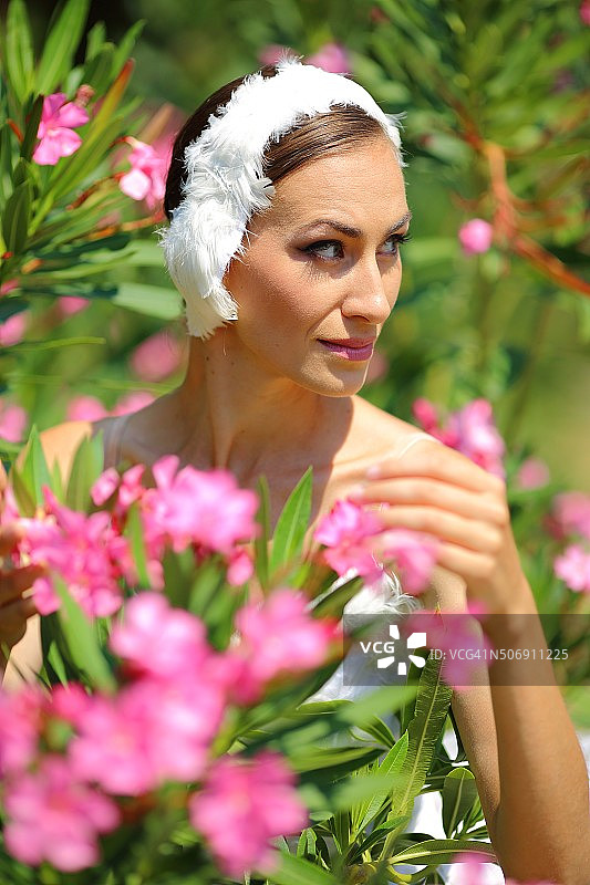 一个在花丛中的芭蕾舞演员的肖像图片素材