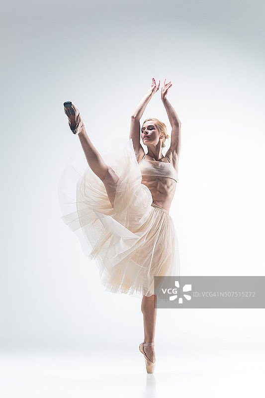 白色背景上芭蕾舞女演员的剪影图片素材