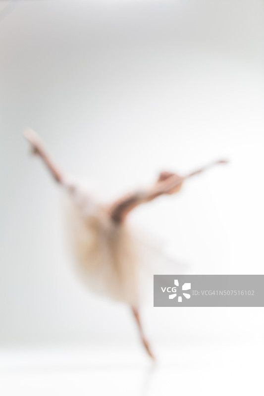 白色背景上芭蕾舞女演员模糊的剪影图片素材