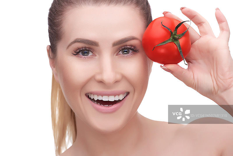 西红柿和健康在女人的手中图片素材