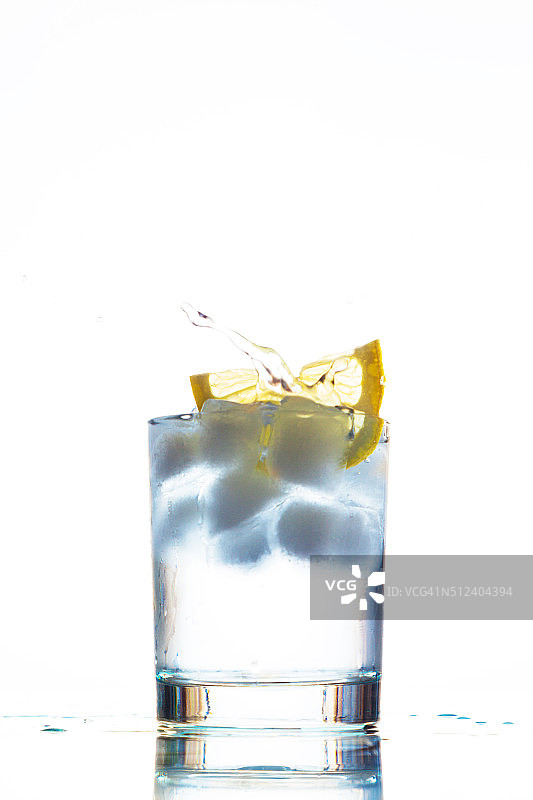 一杯加柠檬的冰水图片素材