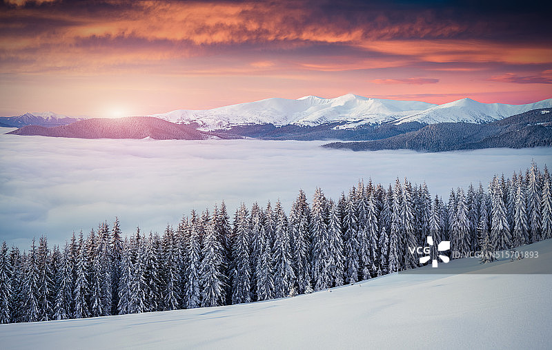 山上五颜六色的冬日日出。图片素材