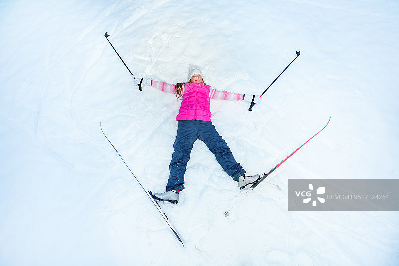 快乐的滑雪者把滑雪板放在雪地上图片素材