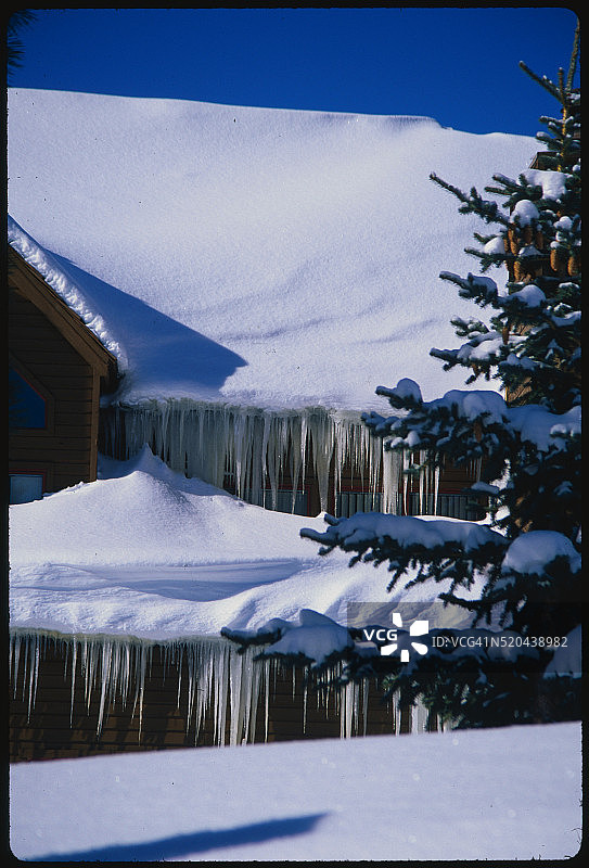 冰柱和雪覆盖着房子图片素材