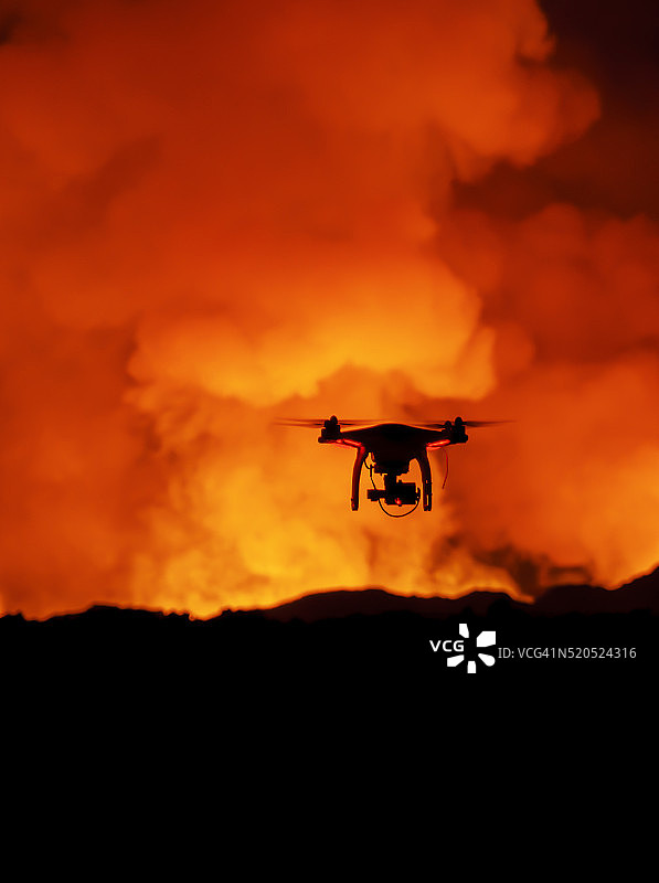 无线电控制的无人机与相机。冰岛Bardarbunga火山Holuhraun裂缝喷发图片素材
