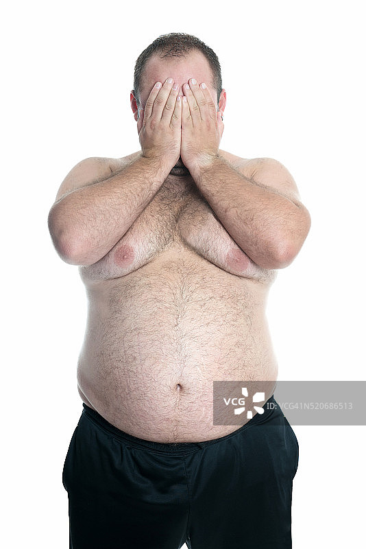 沮丧的肥胖赤膊男子与手覆盖不快乐的脸图片素材