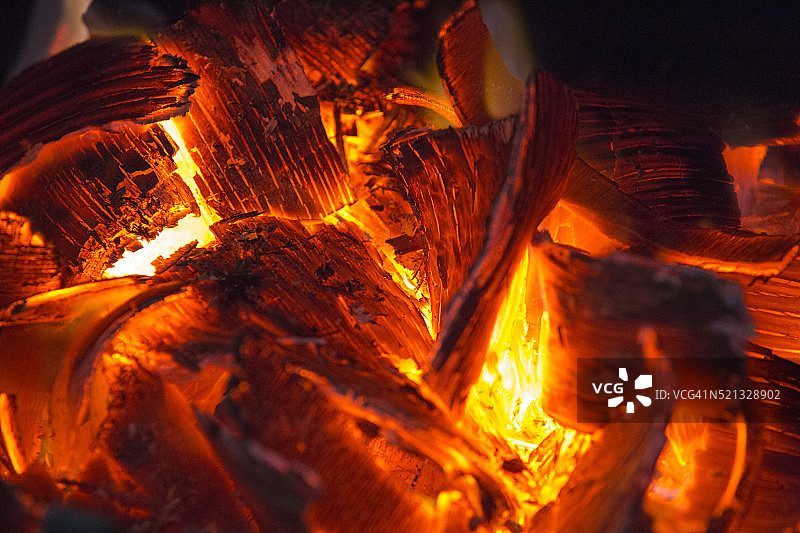 木头在火上发光。图片素材