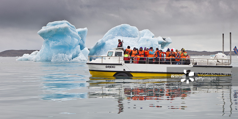 冰岛冰川湖，冰山旁的水陆两用船和游客图片素材