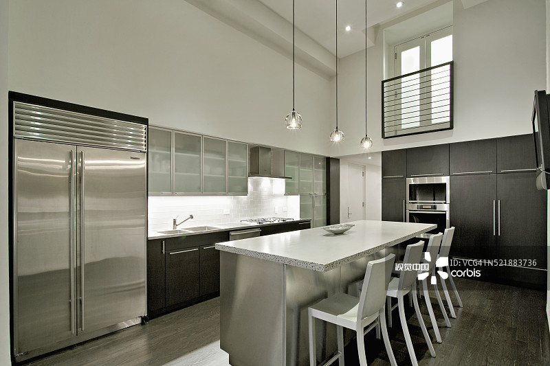 现代不锈钢厨房与室内阳台图片素材