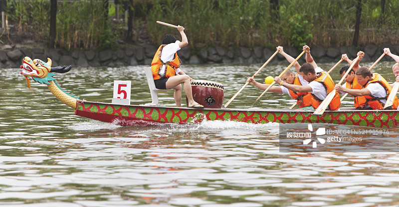 中国上海苏州河赛龙舟图片素材