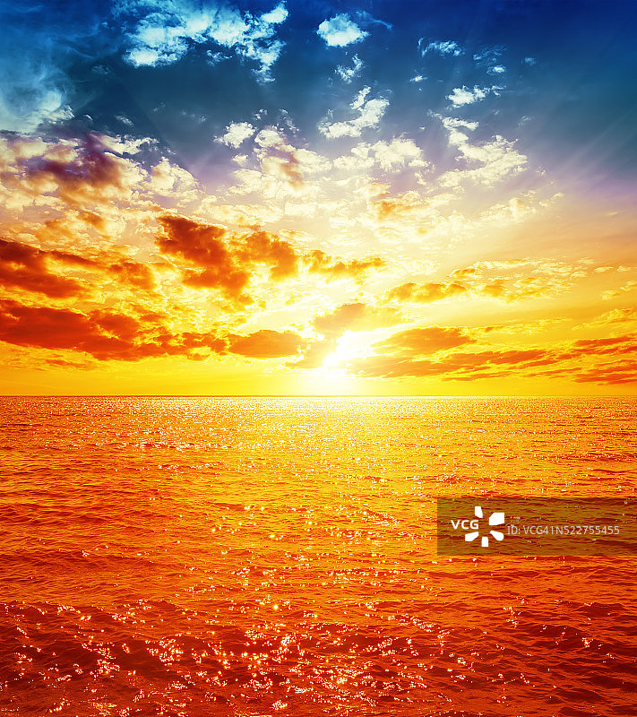 海面上美丽的橙色落日图片素材