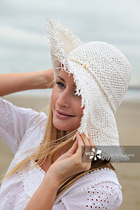 沙滩上的女人图片素材