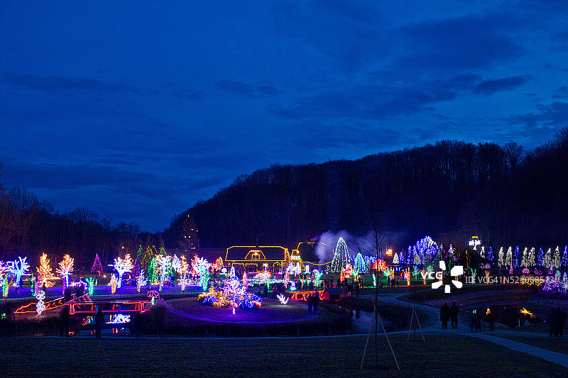 村庄在圣诞灯光蓝色小时视图图片素材