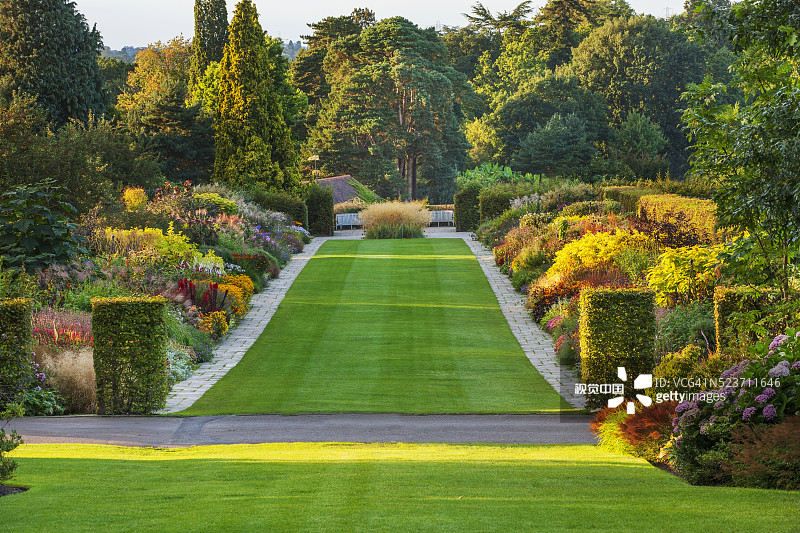 萨里郡卫斯理皇家花园:9月著名的双混合边界延伸128米图片素材