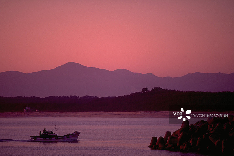 韩国江陵的黎明渔船图片素材