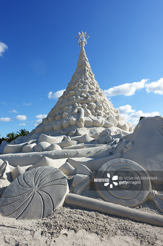 圣诞树沙雕塑西棕榈滩图片素材