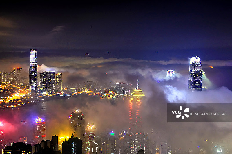 夜晚香港的天空在云海中图片素材