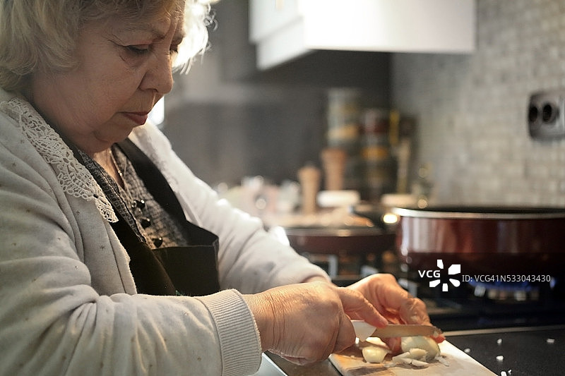年长妇女在厨房做饭图片素材