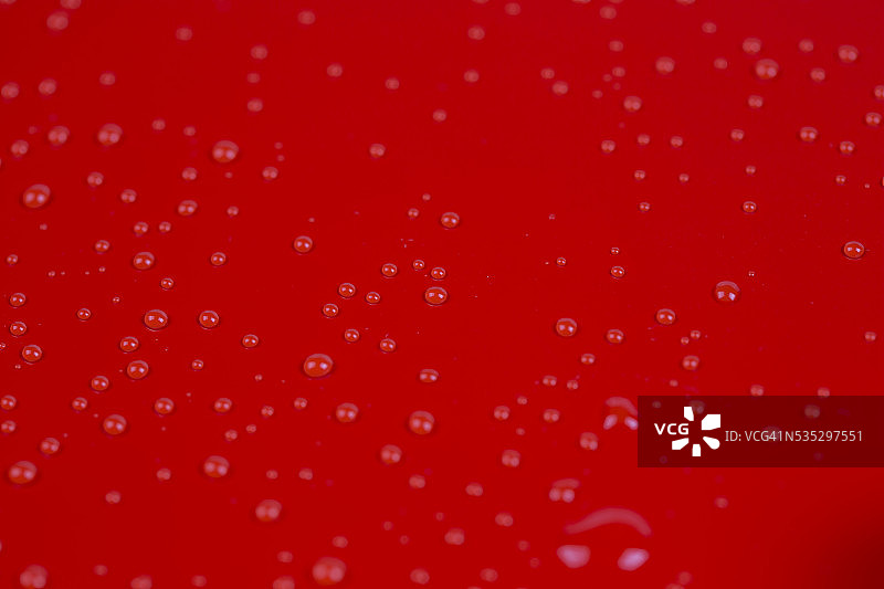 红色背景上的水滴图片素材