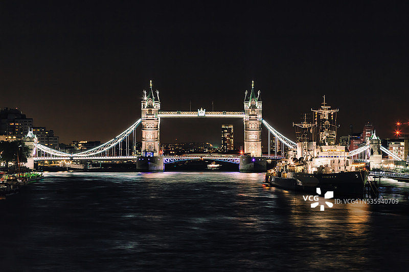 夜晚灯火通明的泰晤士河和伦敦塔桥图片素材
