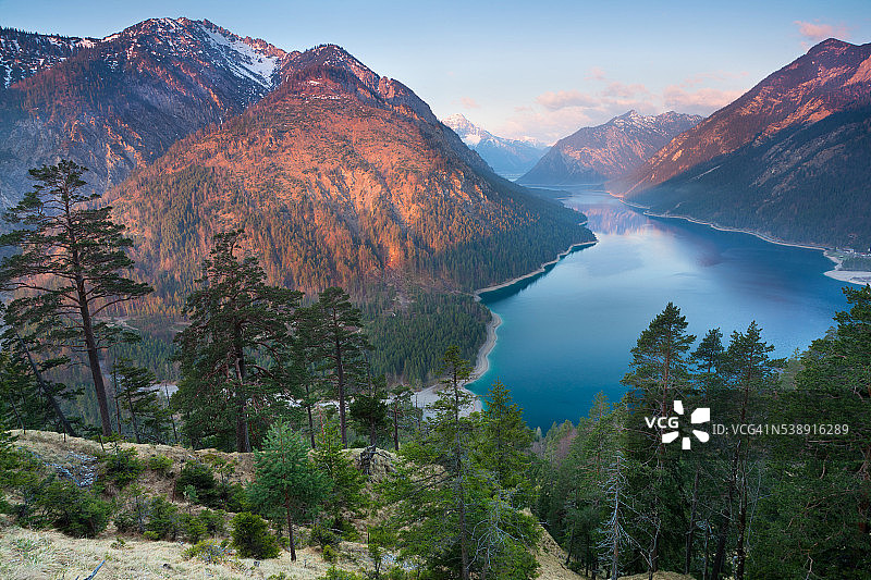 顶观湖plansee日出，泰洛，奥地利，阿尔卑斯山图片素材