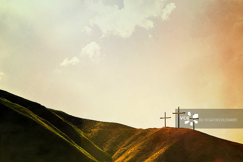 十字架在山坡上图片素材