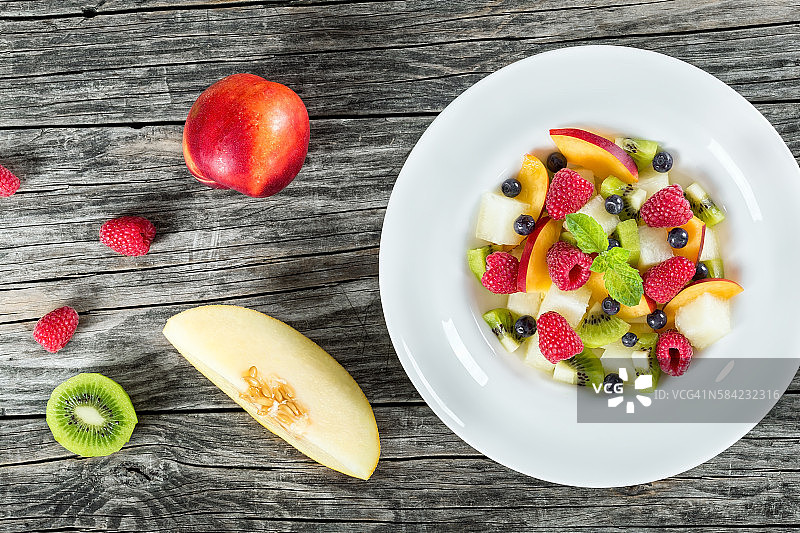 美味的水果和浆果夏季沙拉装饰薄荷叶图片素材