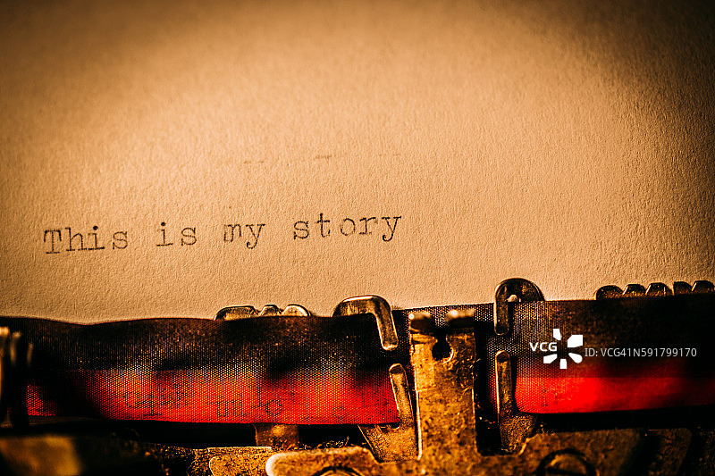 “这是我的故事”用一台旧打字机打出图片素材