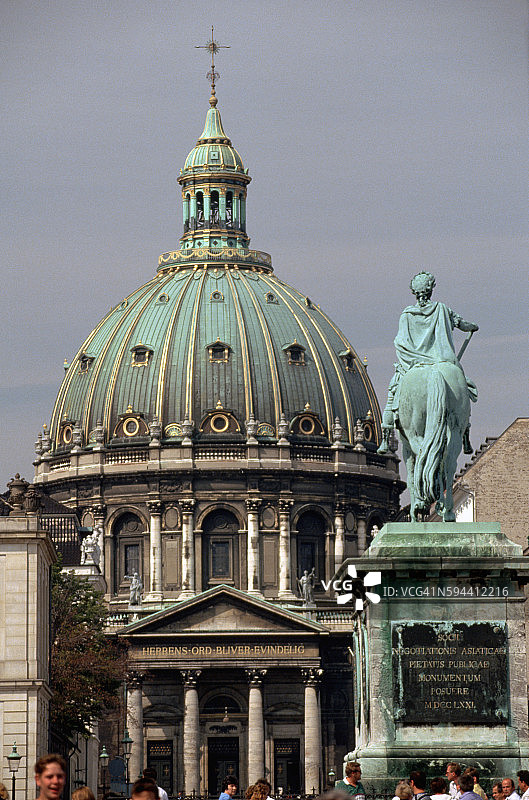 哥本哈根，阿玛利安堡，弗雷德里克五世国王骑马雕像的正面和圆顶，雅克-弗朗索瓦-约瑟夫·萨利图片素材
