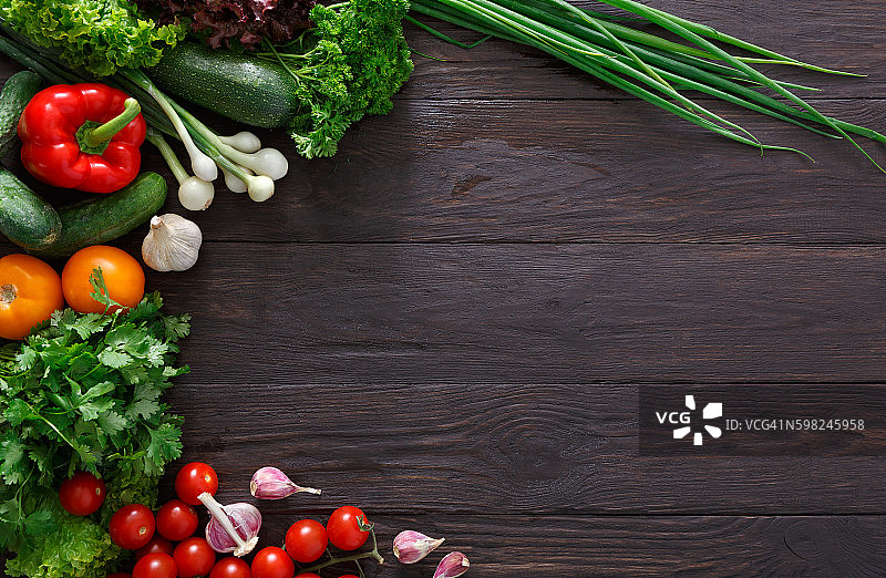 新鲜蔬菜的边界上的木制背景与拷贝空间图片素材