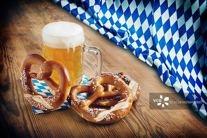 慕尼黑啤酒节背景-啤酒和椒盐卷饼图片素材
