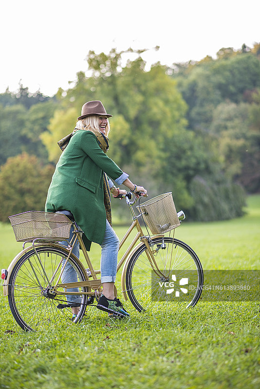 骑自行车的快乐女人图片素材