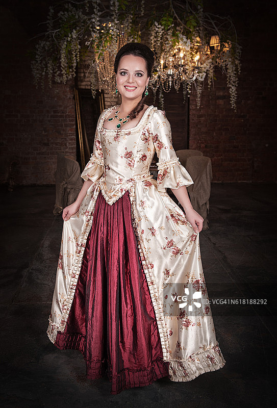 美丽的女人穿着古老的中世纪服装图片素材