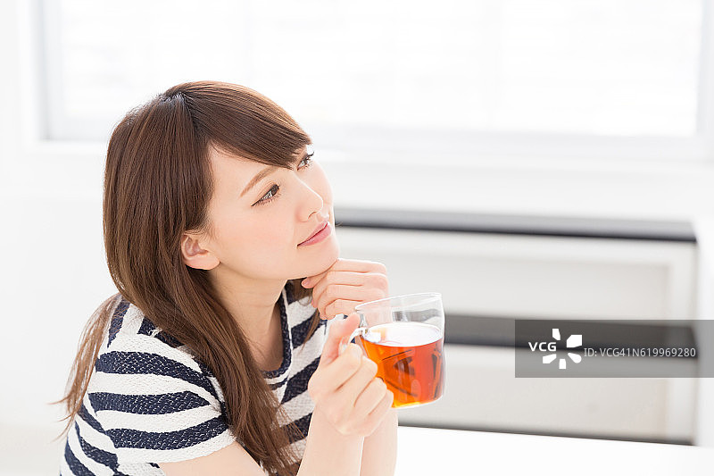 正在喝茶的日本妇女图片素材