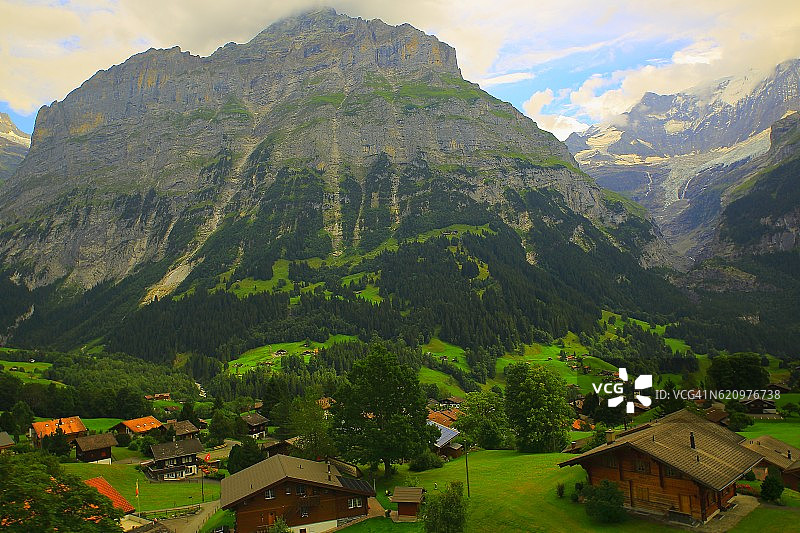 格林德沃田园诗般的阿尔卑斯村庄全景和湿角景观，瑞士阿尔卑斯山图片素材
