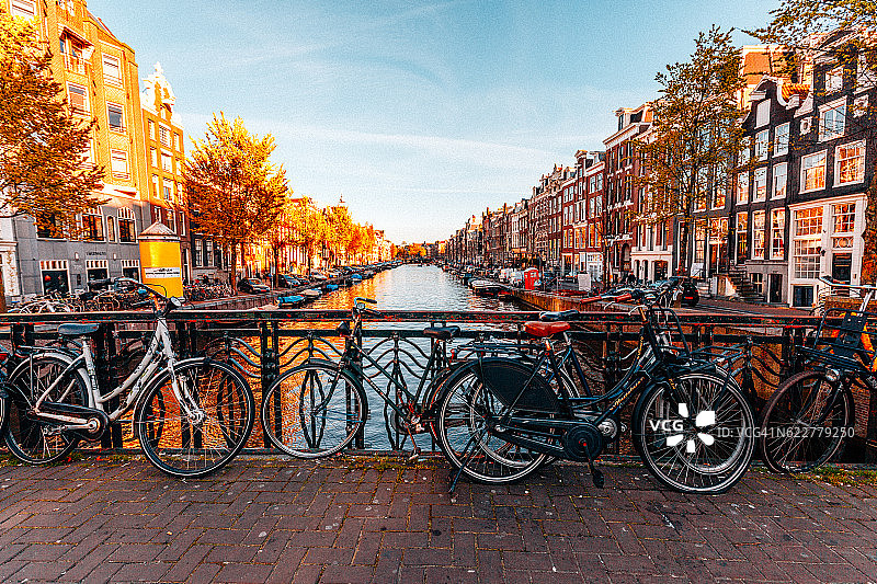 阿姆斯特丹的一座桥上停着自行车图片素材
