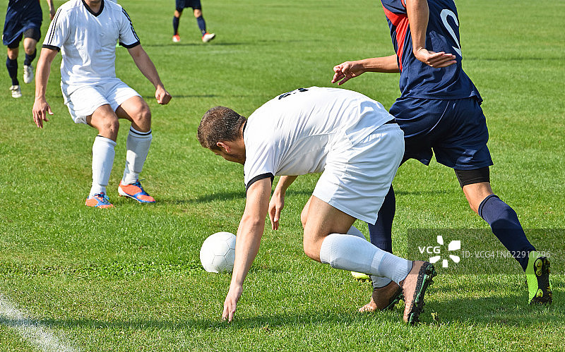 足球运动员在踢球图片素材