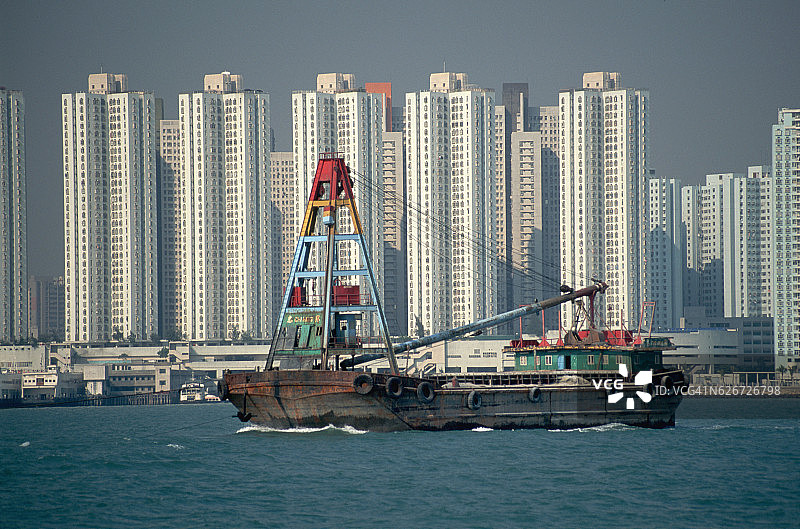 载有起重机的驳船驶离香港图片素材