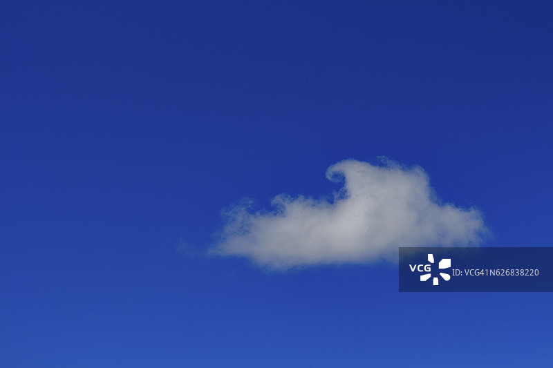蓝天上的白云。图片素材