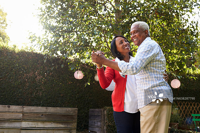 高年级黑人情侣在后花园跳舞图片素材