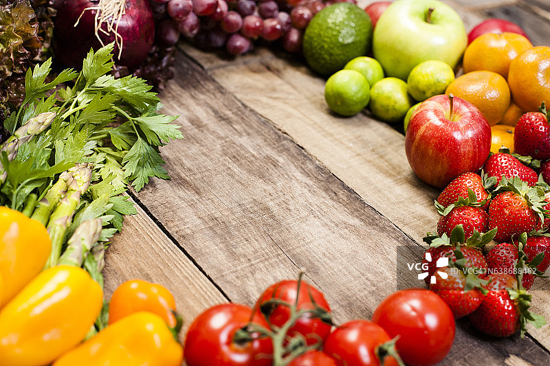 新鲜，有机色彩丰富的水果，蔬菜在质朴的木桌上。图片素材