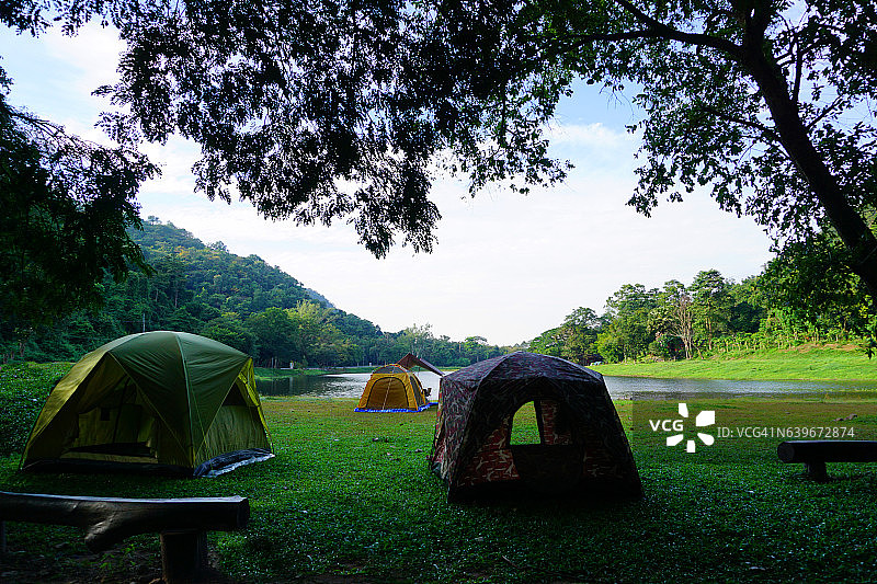 自然公园的露营帐篷和背包图片素材