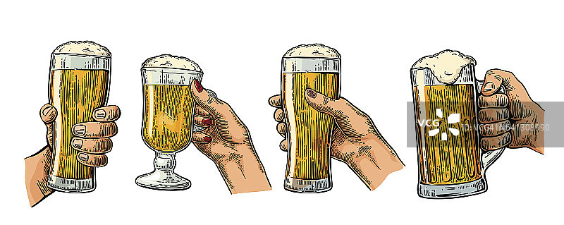 男人和女人手牵着手，用啤酒杯碰杯。图片素材