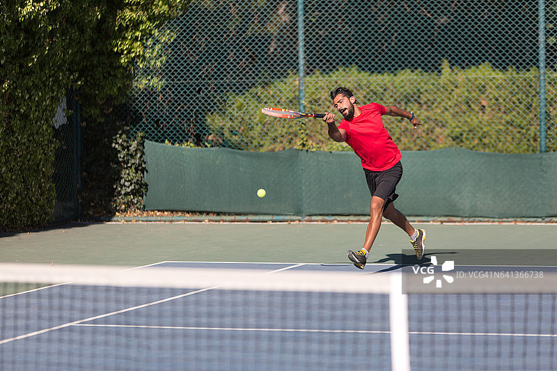 在球场上打网球的网球运动员图片素材