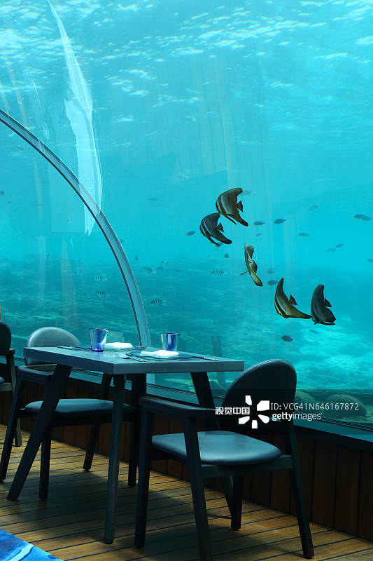 世界上最大的海底餐厅Hurawalhi岛度假酒店的双人桌。图片素材