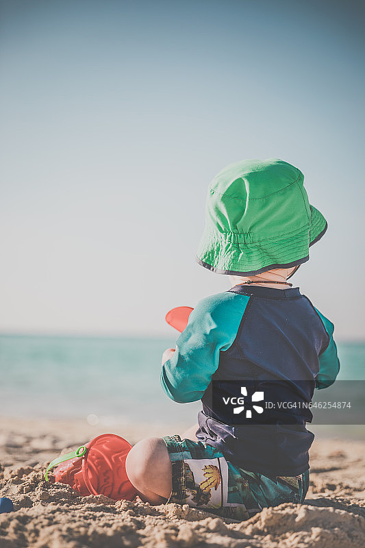 小男孩在热带海滩上玩耍，卡约可可，古巴图片素材