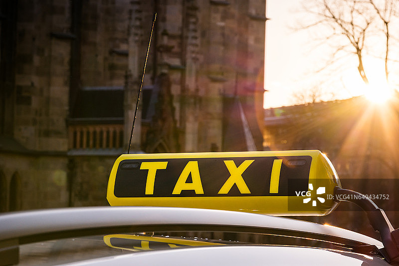 出租车标志标志呼叫日落耀斑户外欧洲旅游旅游车屋顶黄黑色图片素材