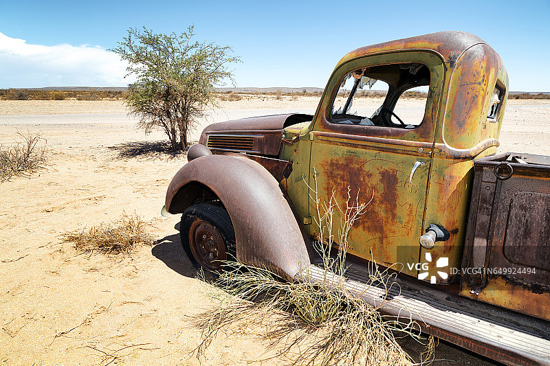 被遗弃在沙漠中的卡车图片素材