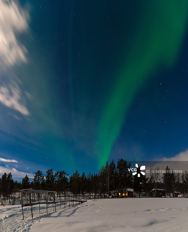 北极光(北极光)在瑞典的北极森林的小屋图片素材